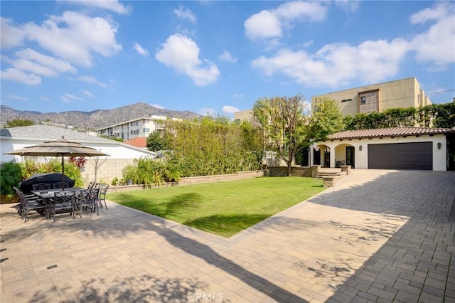 view of yard featuring a mountain view and a garage