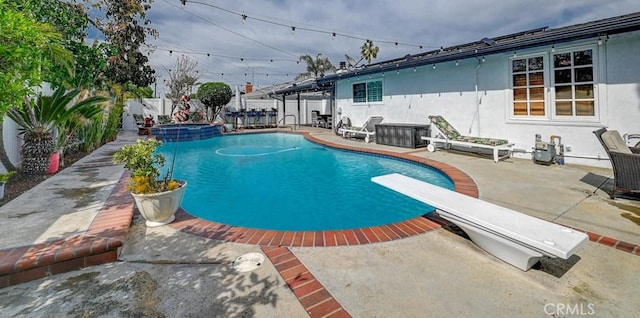 3067 Trinity Dr, Costa Mesa, CA 92626 - view of pool featuring a patio area, a pool with connected hot tub, a fenced backyard, and a diving board