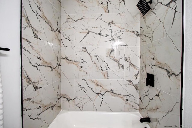 bathroom featuring tiled shower / bath