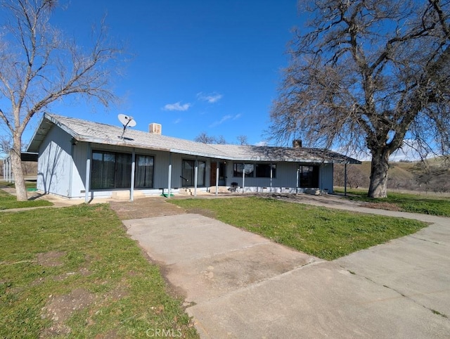 single story home with a front yard