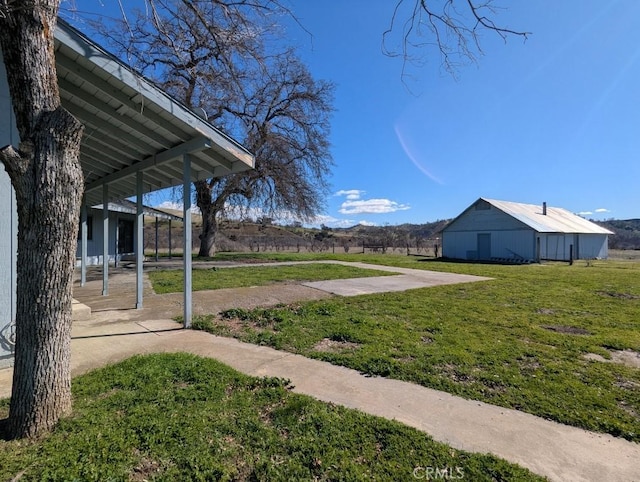 view of yard with an outbuilding