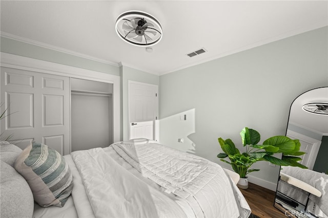 bedroom with dark wood-style flooring, visible vents, and crown molding