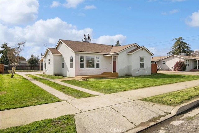 view of front facade with a front yard