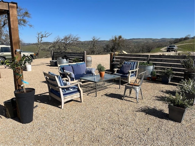 view of yard featuring outdoor lounge area