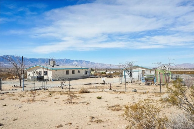 view of yard with a mountain view