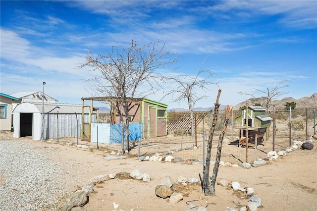 view of yard featuring an outdoor structure