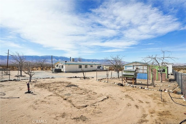 view of yard with a mountain view