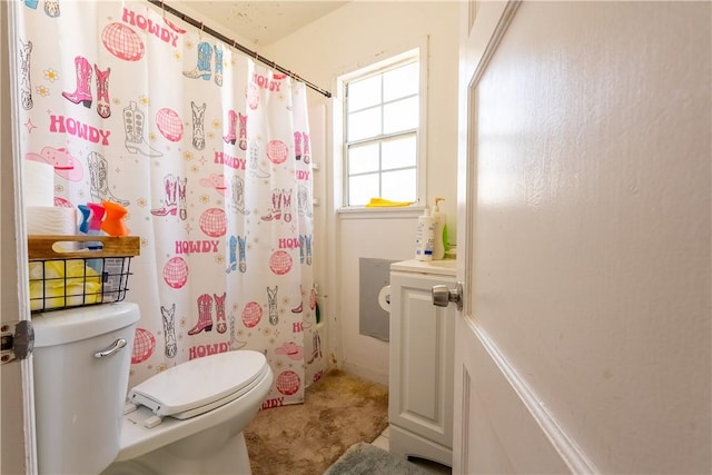 bathroom with a shower with curtain, vanity, and toilet