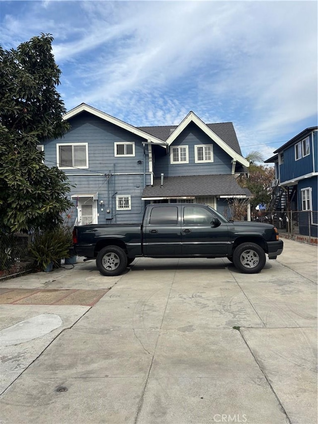 view of front of property featuring driveway