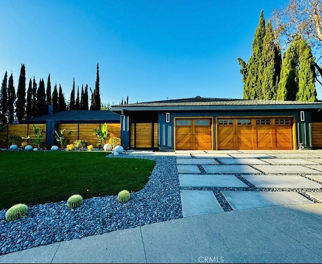 view of front facade featuring a front lawn and a garage