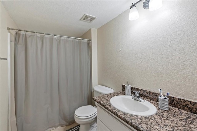 10151 Arrow Rte Unit 123, Rancho Cucamonga, CA 91730 - full bath featuring a textured wall, toilet, vanity, a shower with shower curtain, and a textured ceiling