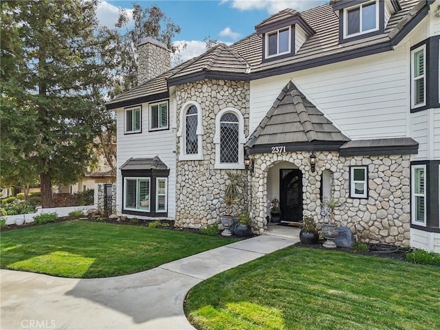 view of front facade featuring a front lawn