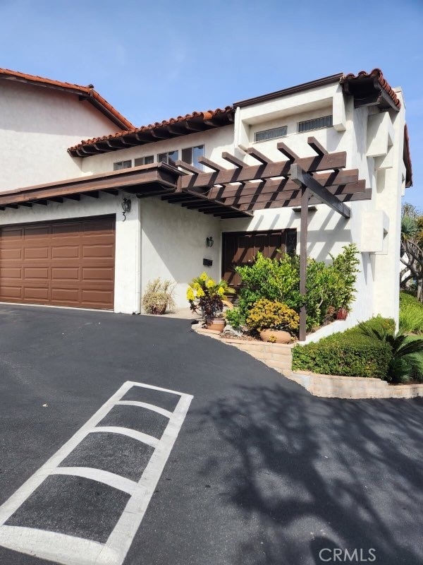 view of front facade with a garage and stucco siding