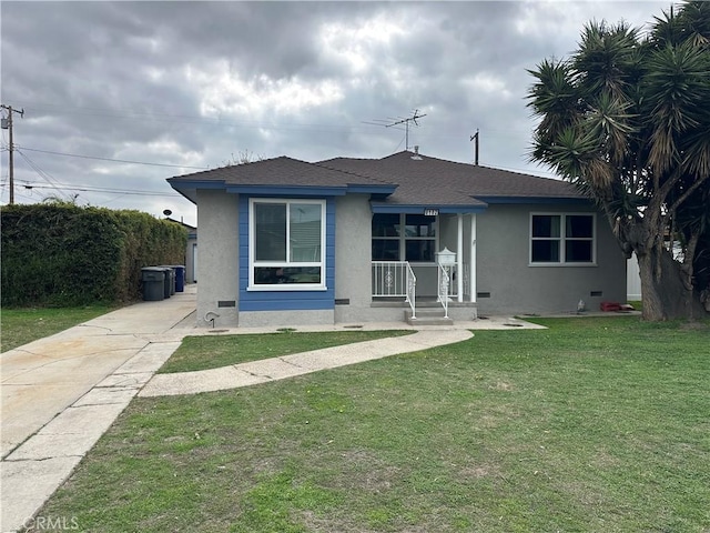 bungalow with a porch, crawl space, roof with shingles, stucco siding, and a front yard