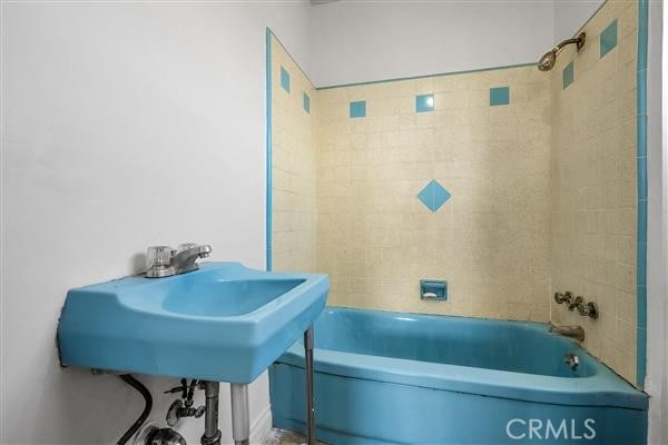 bathroom with tiled shower / bath