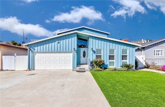 view of front of property featuring a front lawn and a garage