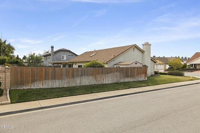 view of front of property featuring a front yard and fence