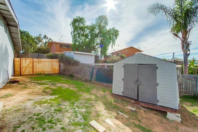 view of yard with a storage shed