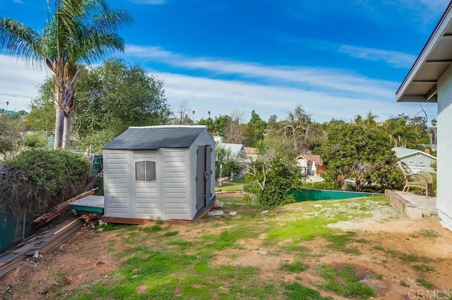 view of yard with a storage shed