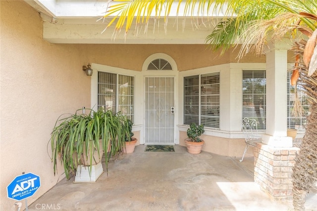 view of exterior entry featuring stucco siding