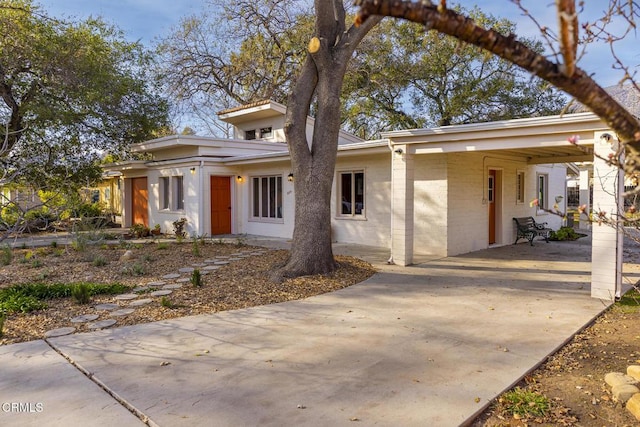 view of front facade with driveway