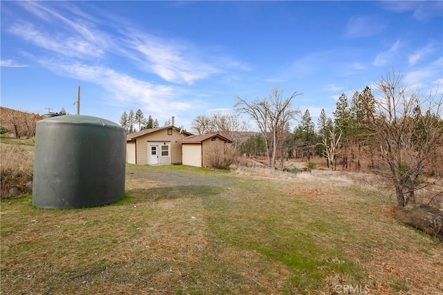 view of yard featuring a storage shed