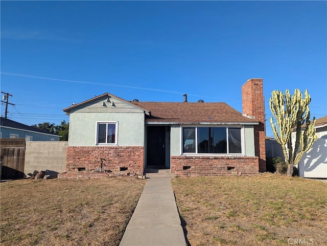 view of front of property featuring a front yard