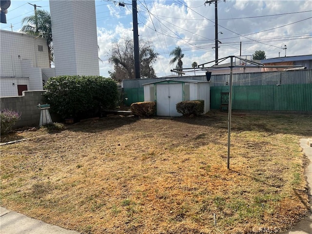 view of yard with a storage unit