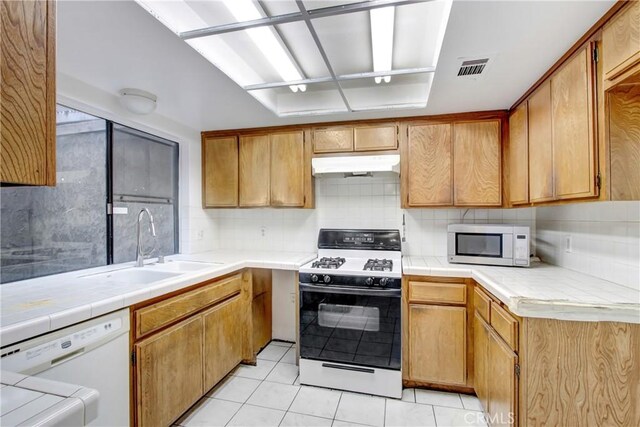 2061 W Redlands Blvd Unit 8C, Redlands, CA 92373 - kitchen featuring white appliances, under cabinet range hood, and decorative backsplash