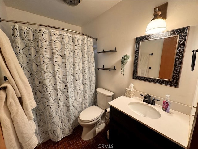 full bath with a shower with shower curtain, vanity, and toilet