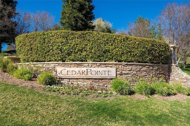 community / neighborhood sign featuring a lawn