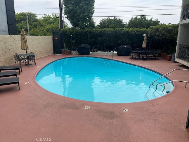 2929 Waverly Dr Unit 213, Los Angeles, CA 90039 - community pool featuring a patio and outdoor dining area