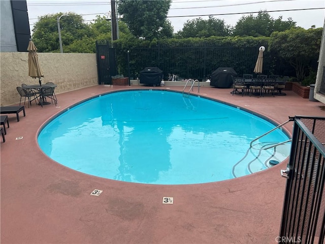 2929 Waverly Dr Unit 213, Los Angeles, CA 90039 - community pool featuring a patio, outdoor dining area, and a grill