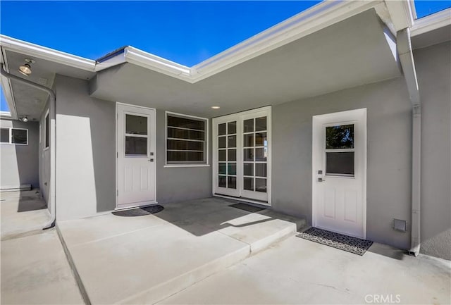 entrance to property featuring a patio area