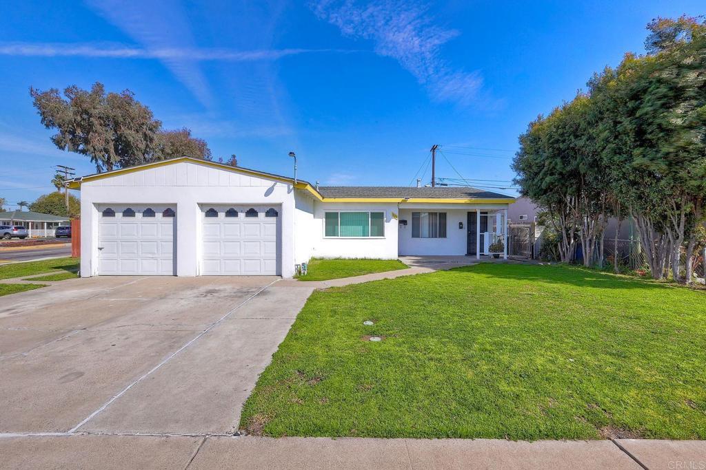 ranch-style house featuring a front lawn and a garage