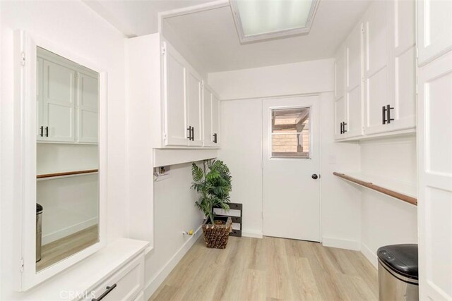 washroom featuring light wood-style flooring and baseboards