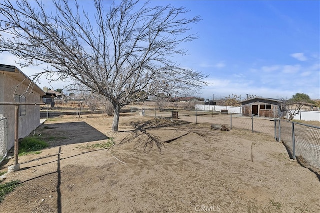 view of yard with an outbuilding