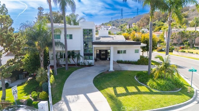 view of front of property featuring stucco siding and a front lawn