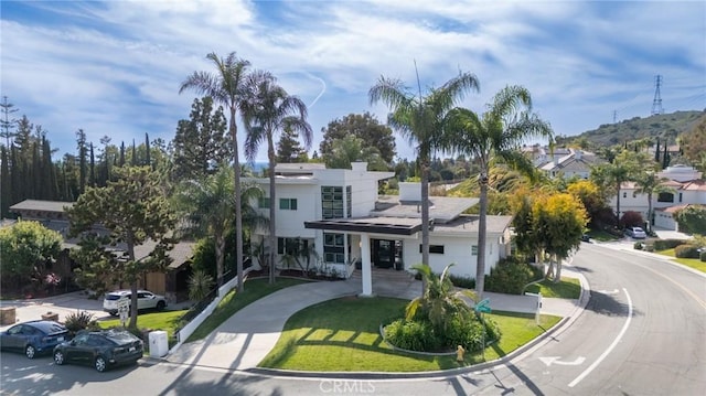 view of front of home featuring a front yard