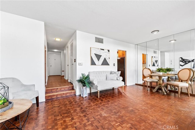 living area featuring visible vents and baseboards