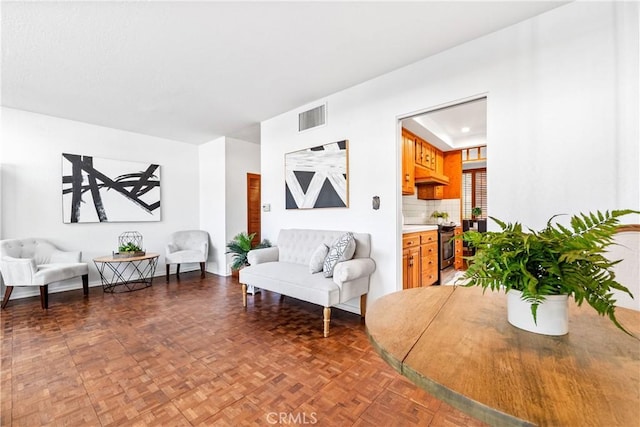 living area featuring visible vents and baseboards