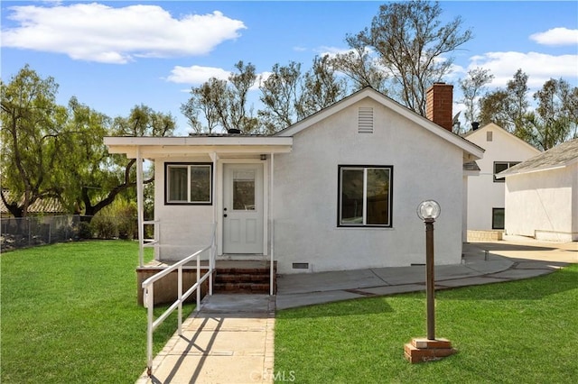 view of front of home featuring a patio and a front yard