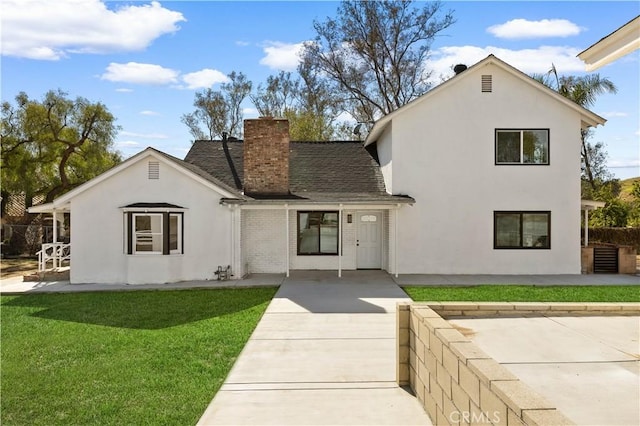 view of front of house featuring a front yard and a patio area