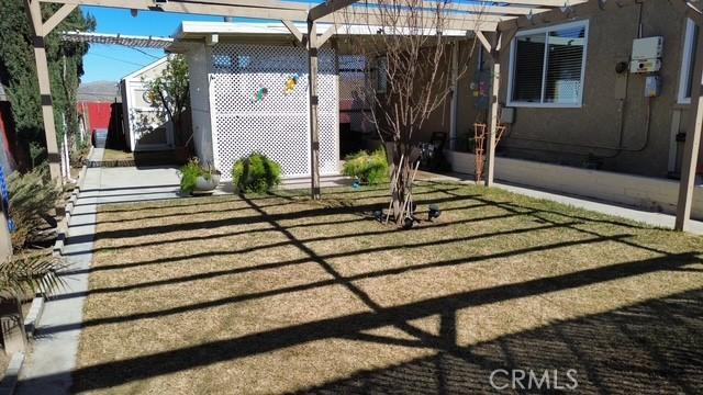 view of yard featuring a pergola