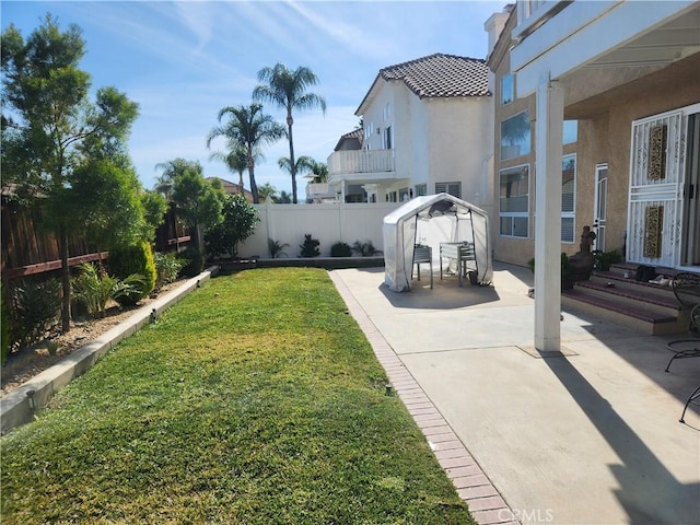 view of yard featuring a patio area