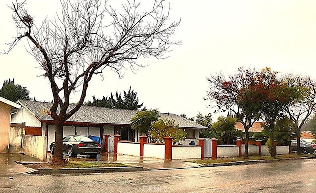 view of front of home with a fenced front yard