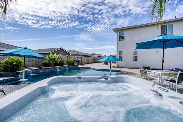 view of pool featuring an outdoor hot tub, a patio, and pool water feature