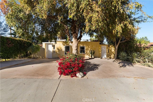 view of front facade featuring driveway and stucco siding