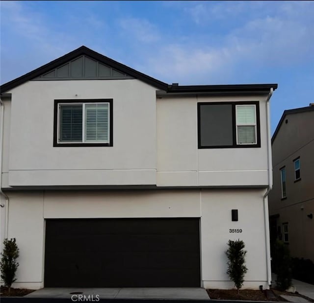 view of front facade featuring a garage