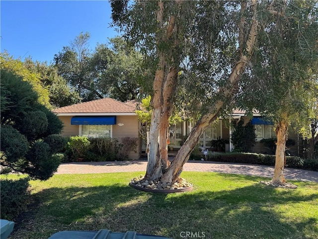 view of front of house featuring a front yard